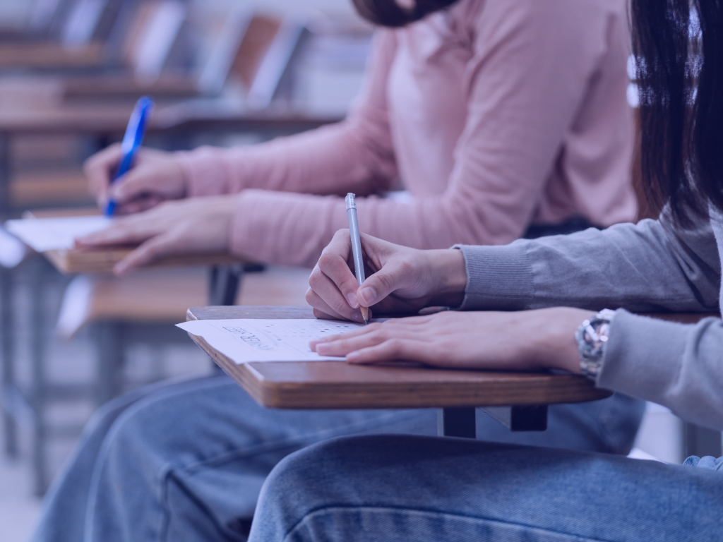 PISA 2025: Chile mantiene su liderazgo regional, pero profundiza el retroceso en Lectura y Matemática